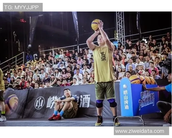 哪个APP可以实时查询足球球星卡的最新市场价格和交易动态